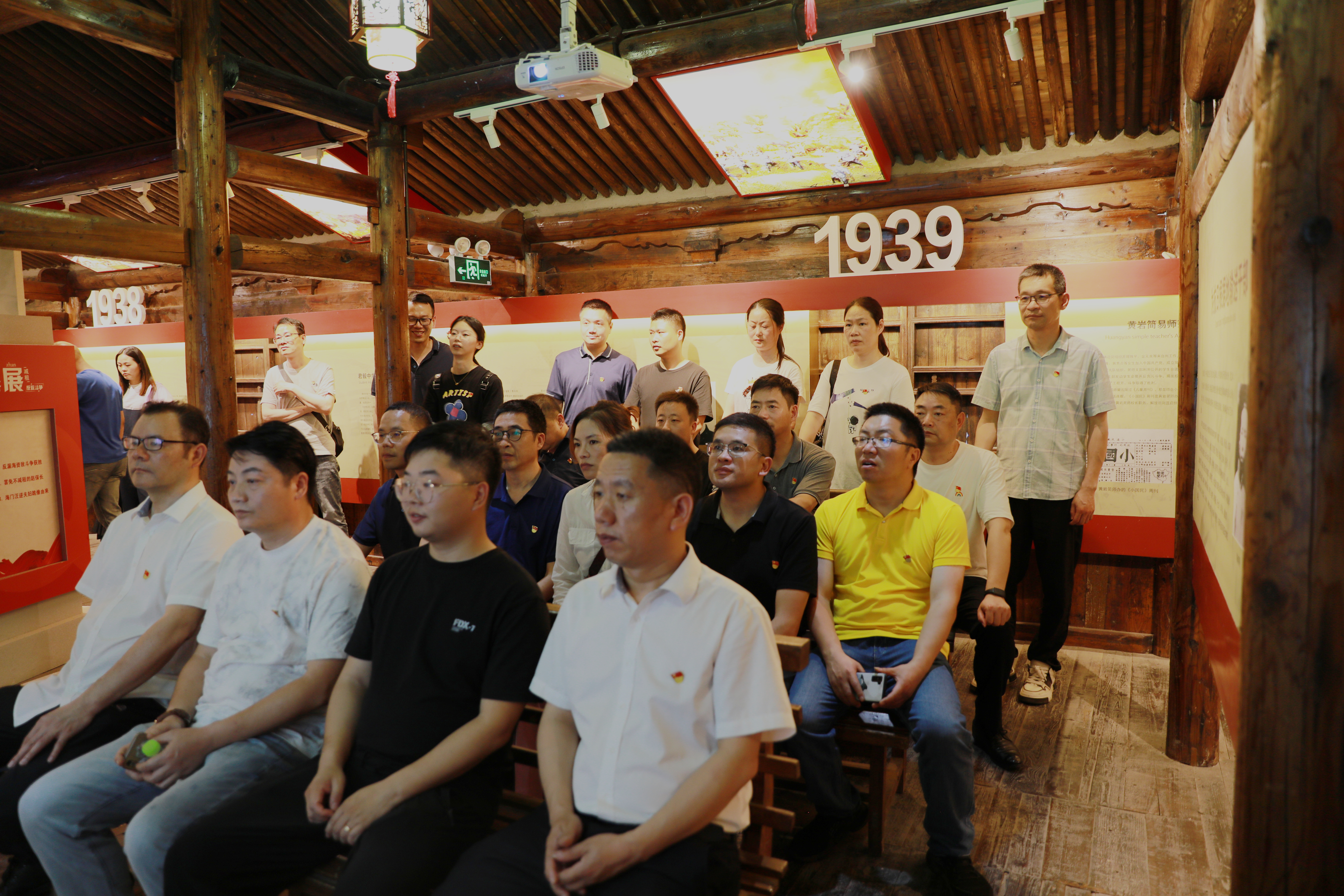 1685495605298789.jpg 紀念館內(nèi)觀看紀錄片.jpg